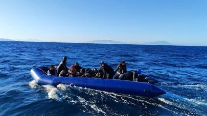 Seferihisar açıklarında lastik bottaki 12'si çocuk 26 göçmen yakalandı