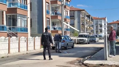 Tartıştığı eşini tabancayla öldürüp, intihara kalkıştı