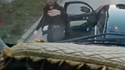 Yol ortasında aracından indi, arkasındaki araca saldırdı