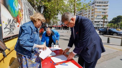 İzmir Atatürk Lisesi’ndeki imza kampanyasına Başkan Tugay da katıldı