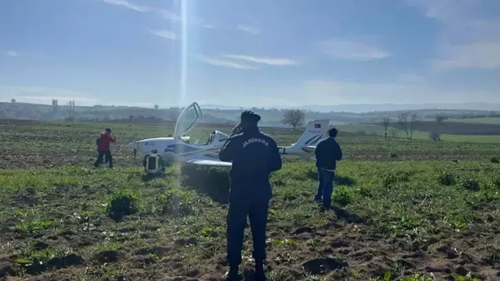 Eğitim uçağı tarlaya zorunlu iniş yaptı