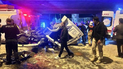 Freni patlayan arazöz otomobile ve üst geçit duvarına çarptı