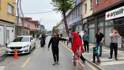 Depreme hamamda yakalandı, sokağa peştamalla çıktı