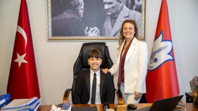 Başkan Mutlu makam koltuğunu çocuklara bıraktı