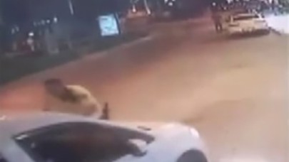 İzmir'de alkollü sürücü, polisi kaputta sürükledi