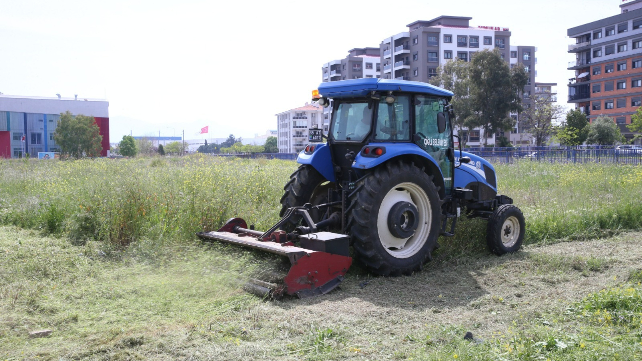 Çiğli Belediyesi’nden Yaz Öncesi Yoğun Kosa Mesaisi