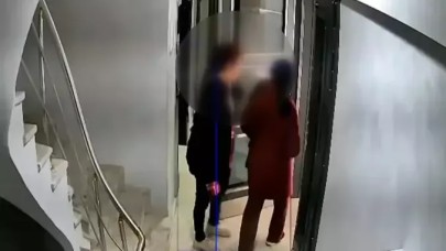 Sultangazi'de deprem sırasında panikle sokağa çıktılar; hırsızlar evlerine girmeye çalıştı