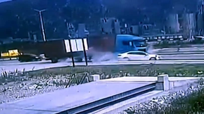 Tırın çarptığı otomobil metrelerce sürüklendi