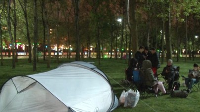 İstanbul’da deprem sonrası 2. gecede de vatandaşlar çadırda kalmaya devam ediyor