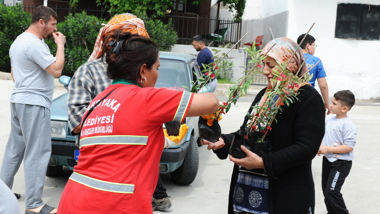 Karşıyaka Belediyesi’nden Sancaklı’da fidan dayanışması