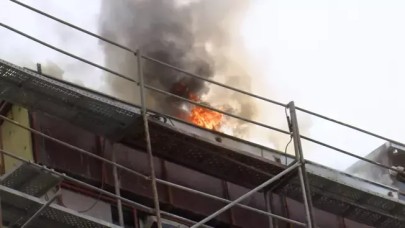 Bahçelievler'de iş merkezinin çatısında çıkan yangın söndürüldü