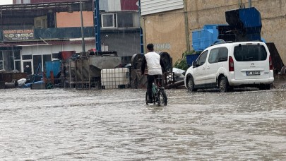 Adana’da yağmur hayatı felç etti: Kimi yüzdü kimi mahsur kaldı