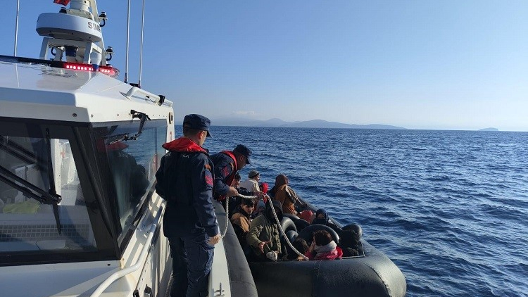 İzmir'de denizde ve karada 99 göçmen yakalandı