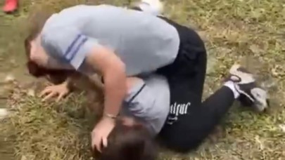 Kız öğrenciler saç saça kavga etti: O anlar kamerada