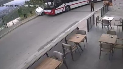 ESHOT otobüsü, park halindeki otomobile çarptı