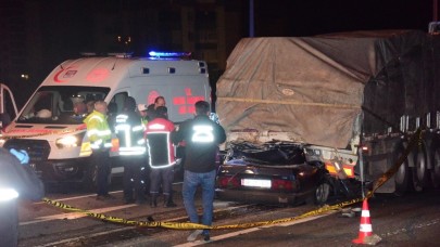 Kayseri’de Fiat Tofaş marka araç tırın altına girdi, kağıt gibi ezildi: 1 ölü
