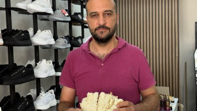 Ekmeğin içinden çıkan çiviyi yutmak üzereyken fark etti