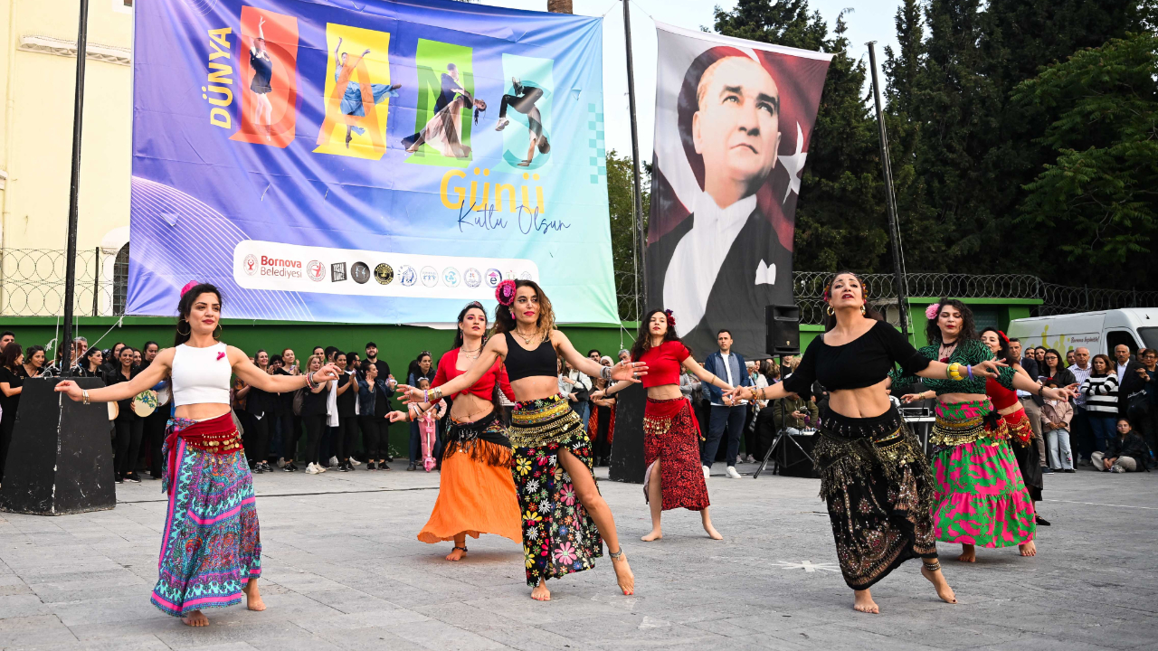 Dansın ritmi Cumhuriyet Meydanı’nda yükseldi