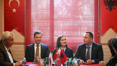 Deniz Yücel ve Başkan Eşki Bornova Arnavutları Derneği’nde hukuksuzluklara karşı dayanışma mesajı verdi