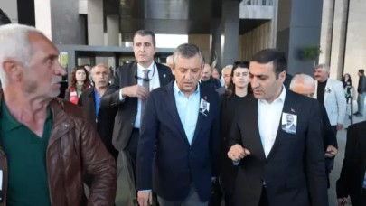 Özgür Özel'e cenaze töreni çıkışında yumruklu saldırı