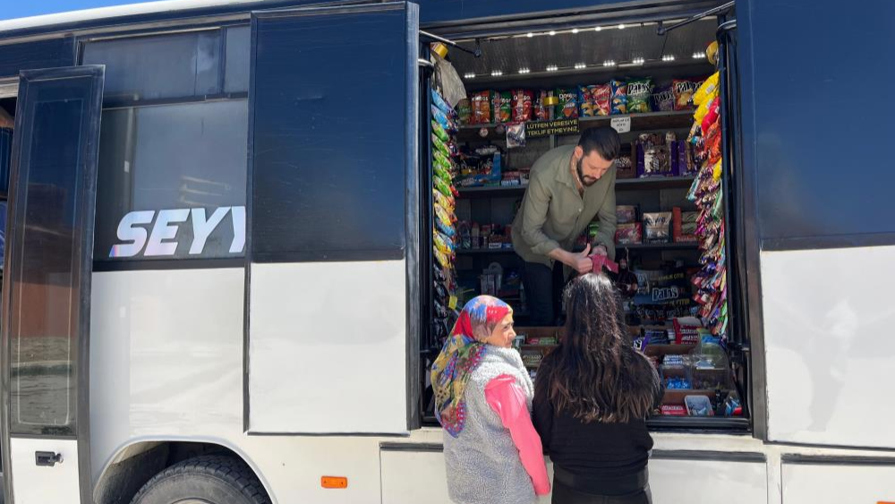 Marketini ’sırtına’ sarıp köyleri gezmeye başladı; "O olmasa aç kalırız"