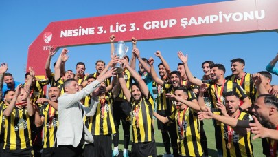 Yenilgisiz şampiyon Aliağa FK, kupayı kaldırdı