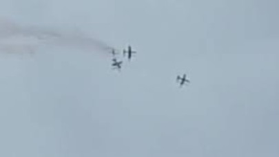 İtalya Hava Kuvvetleri'ne bağlı akrobasi ekibine ait 3 uçak havada çarpıştı