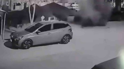 Tazyikli su asfaltı patlattı: İki araçta hasar oluştu