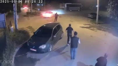Drift yapan sürücünün otomobiline tabure fırlattı