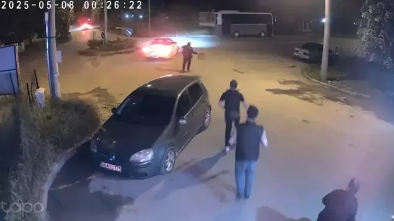 Drift yapan sürücünün otomobiline tabure fırlattı