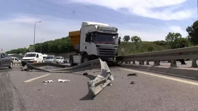 Maltepe'de şoförünün kediye çarpmamak için manevra yaptığı hafriyat kamyon bariyere çarptı