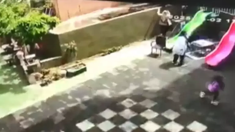 Eyüpsultan'da kreşteki çocuk 2 metre yükseklikten inşaat alanına düştü