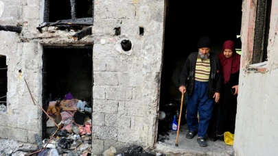 Evleri yangında küle dönen çift zor durumda kaldı