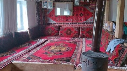 Demir kapıyı açamayınca duvarı deldiler, 500 bin TL değerinde halıyı çaldılar