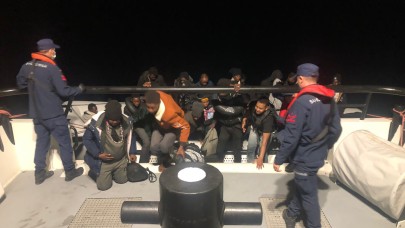 Lastik bot içerisinde 28 göçmen yakalandı