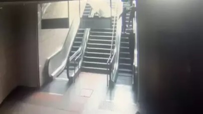 Maltepe metro istasyonunda reklam panosunun kadının üzerine düştü