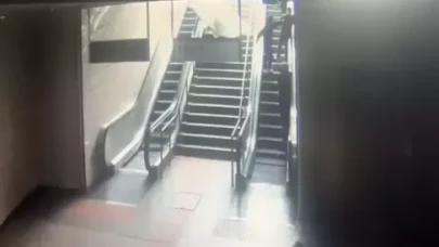 Maltepe metro istasyonunda reklam panosunun kadının üzerine düştü