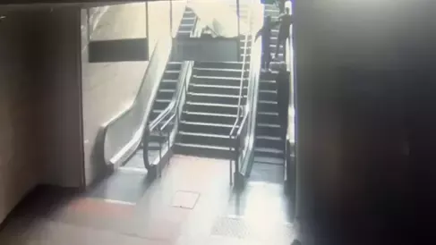 Maltepe metro istasyonunda reklam panosunun kadının üzerine düştü