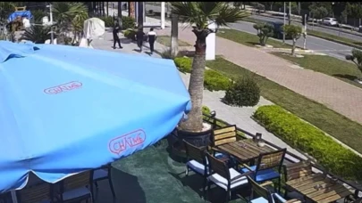 Yolun karşısına geçmek için beklerken 3 kişi tarafından tekme tokat dövüldü