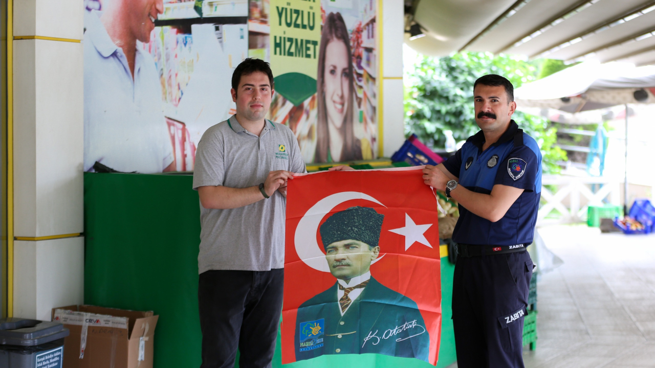 Narlıdere Belediyesi'nden esnafa bayrak dağıtımı