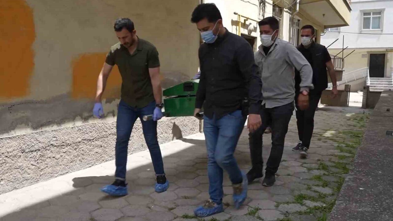 Çilingirle girdiği evde korkunç manzarayla karşılaştı