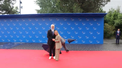Arnavutluk Başbakanı Rama, İtalya Başbakanı Meloni’yi önünde diz çökerek karşıladı