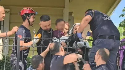 Bacağına saplanan korkuluk demiriyle hastaneye kaldırıldı