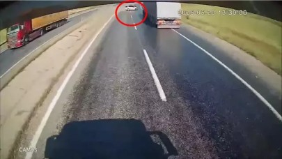 Hatalı sollama yapan sürücü kazaya neden oldu