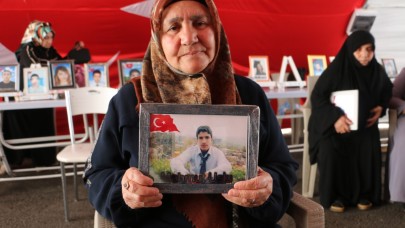 Diyarbakır’da evlat nöbetinde olan anne: "İnşallah barış olur, çocuklar eve döner"