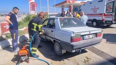 Bordür taşına çarpan otomobilin sürücüsü yaralandı