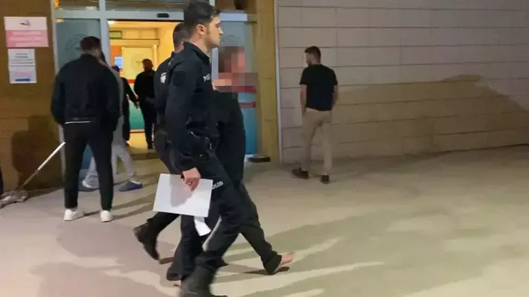 Balta ile sokaklarda dehşet saçan alkollü maganda, polis uyarı ateşiyle yakalandı
