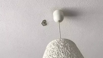 Kardeşinin hilti ile evinin tavanını deldiği iddiasıyla şikayetçi oldu
