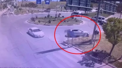 Hatalı sollama yapan otomobil refüje çarptı