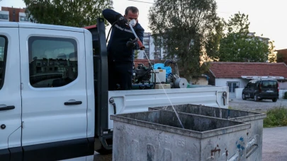 Karşıyaka’da ilaçlama ekiplerinden akşam mesaisi